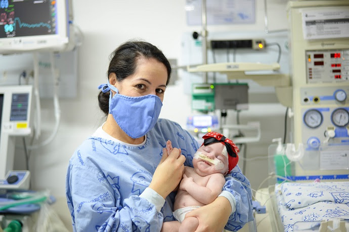 Vitória Dalbosco e sua mãe na UTI Neonatal | Foto: Marieli Prestes/Hospital Pequeno Príncipe