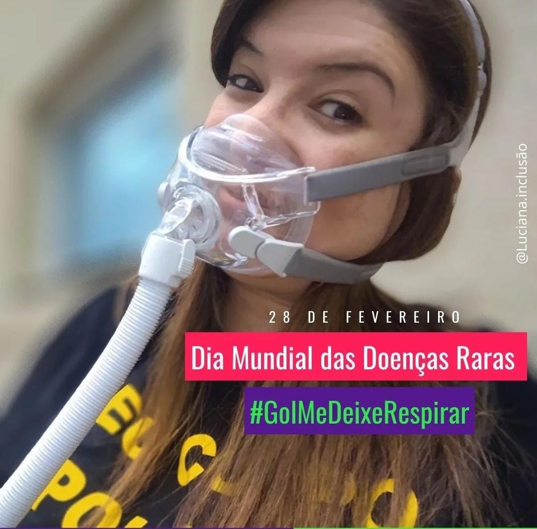 #PraTodosVerem: Foto da Luciana Trindade usando o bipap no centro. Do lado direito o texto de chamada, dia 28 de fevereiro Dia Mundial das Doenças Raras. Abaixo a Hastag “Gol Me deixe Respirar”