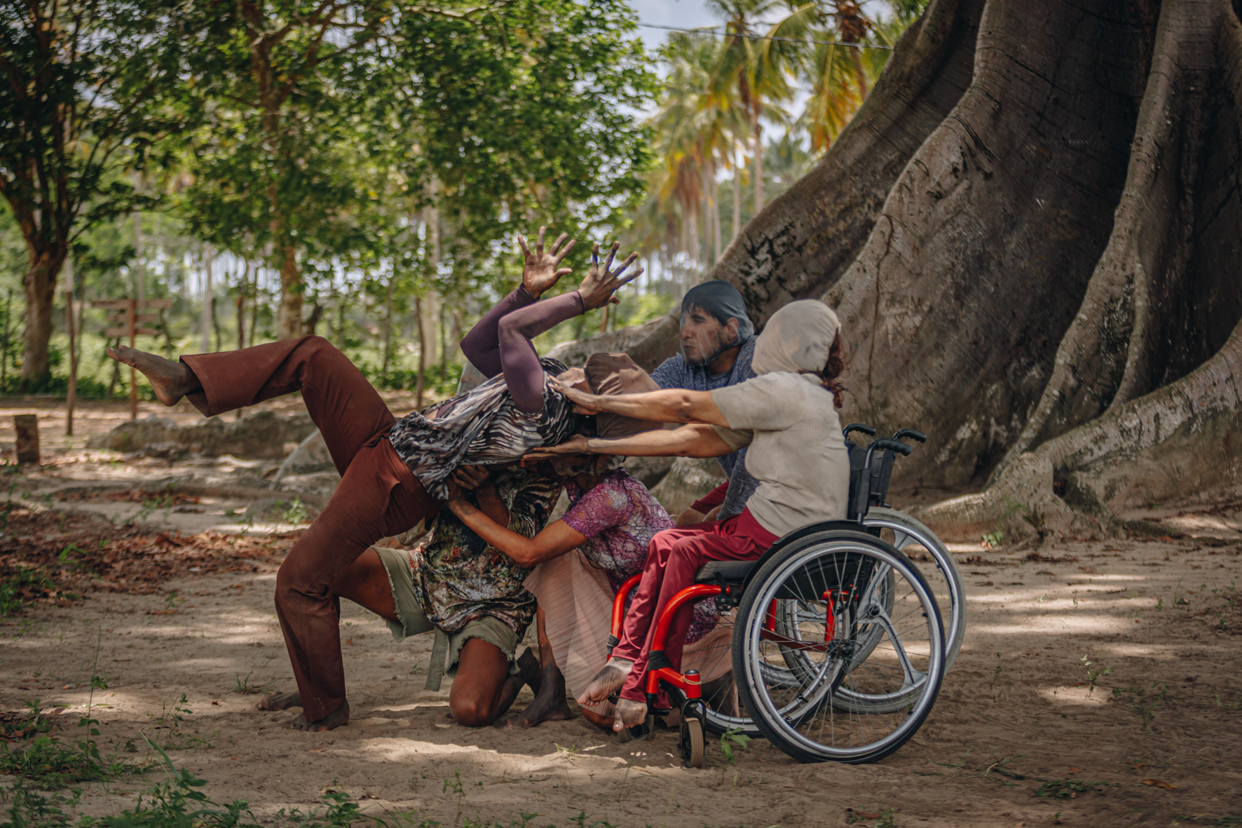 Nomes como a Companhia Gira Dança e o solista Marcos Abranches dançam de 9 a 13 de março em espaços culturais e pontos turísticos do Paraná