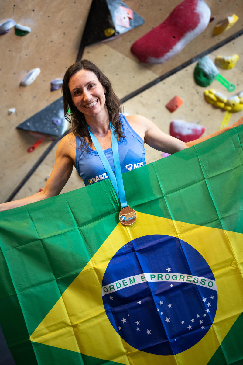 Professora da Unifesp ganha medalha de ouro na Copa do Mundo de Paraescalada