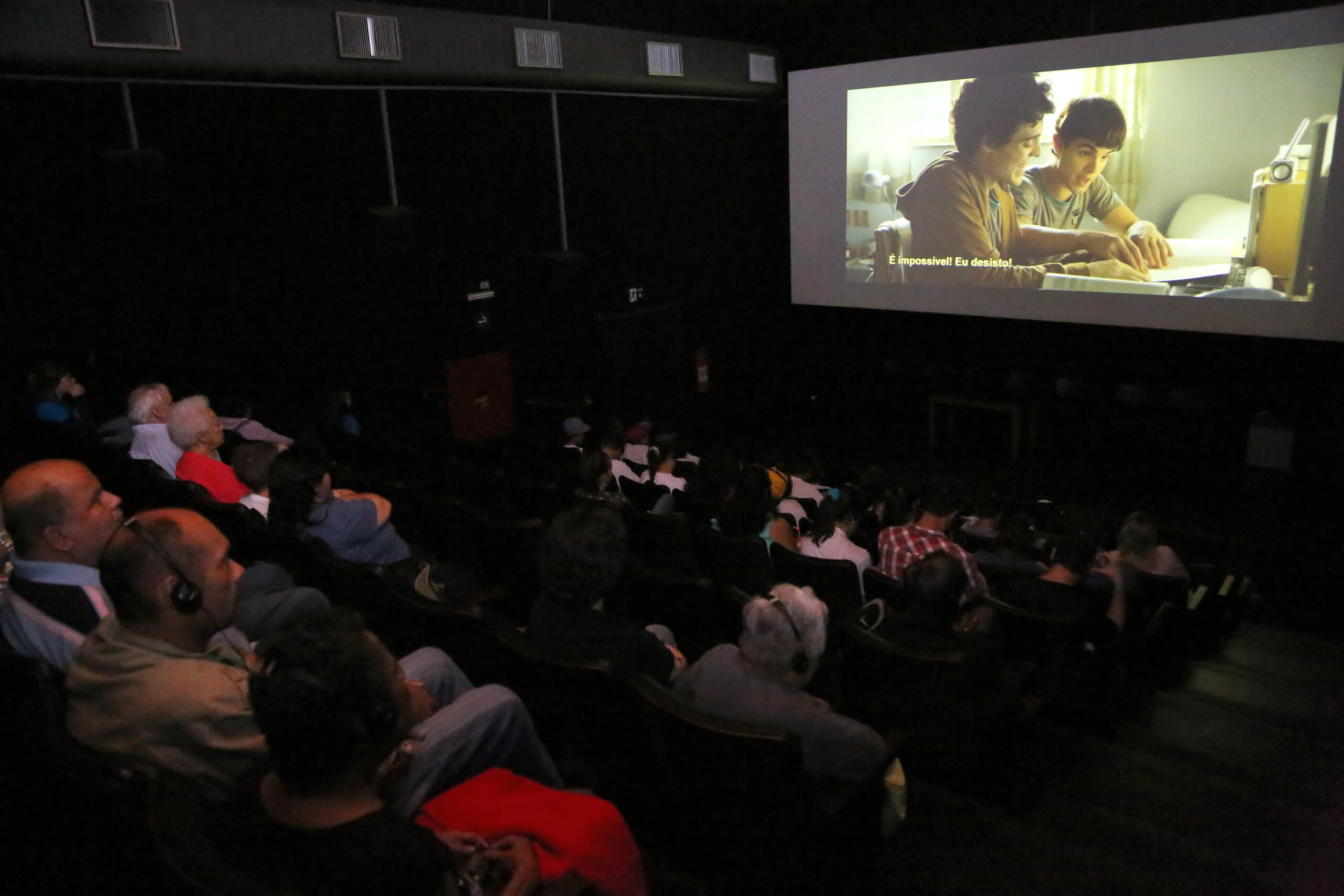 Tecnologia que permite o acesso de cegos e surdos aos cinemas é testada em São Paulo