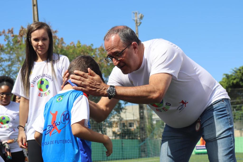 Crianças com autismo emociona pais e familiares no Centro de Futebol Zico