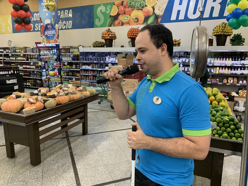 Locutor com deficiência visual é destaque em supermercado do Rio