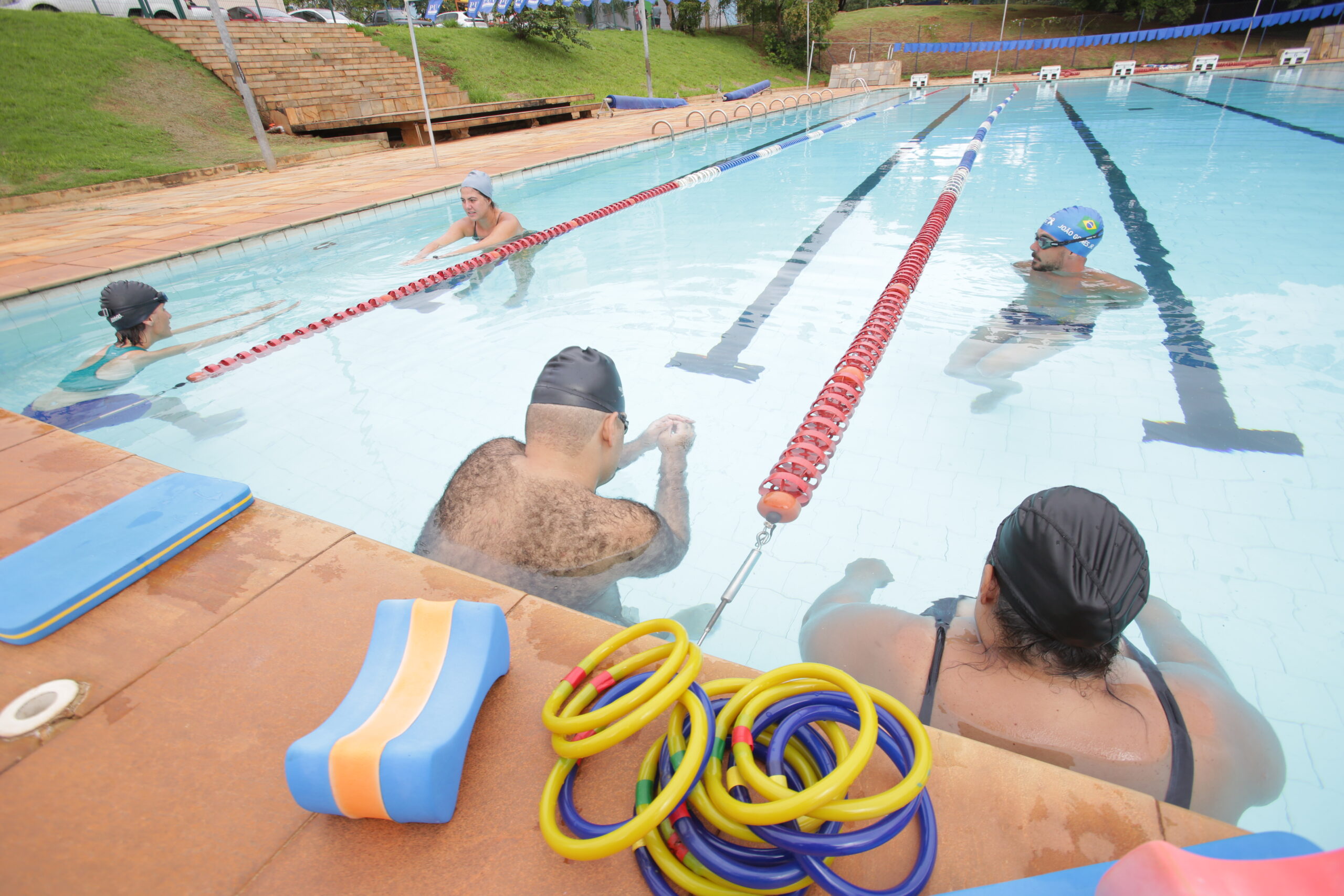 Projeto "Esporte em Rede" busca inclusão de pessoas com deficiência visual por meio de atividades aquáticas