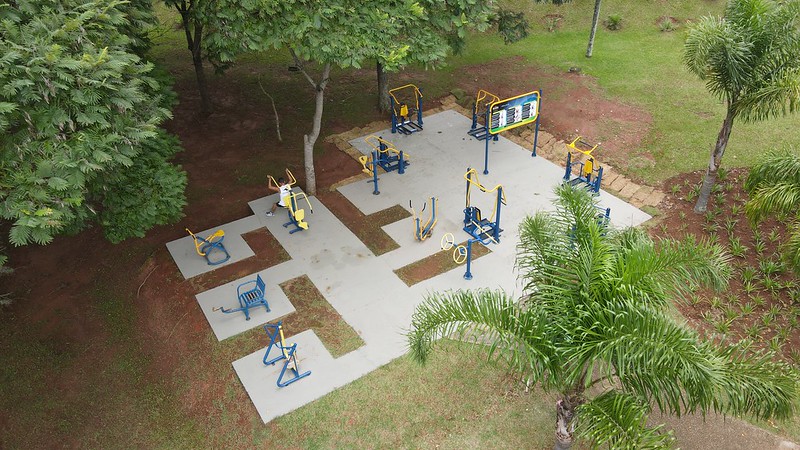 Academia de ginástica e playground ao ar livre com equipamentos para PcD em Jundiaí, SP  