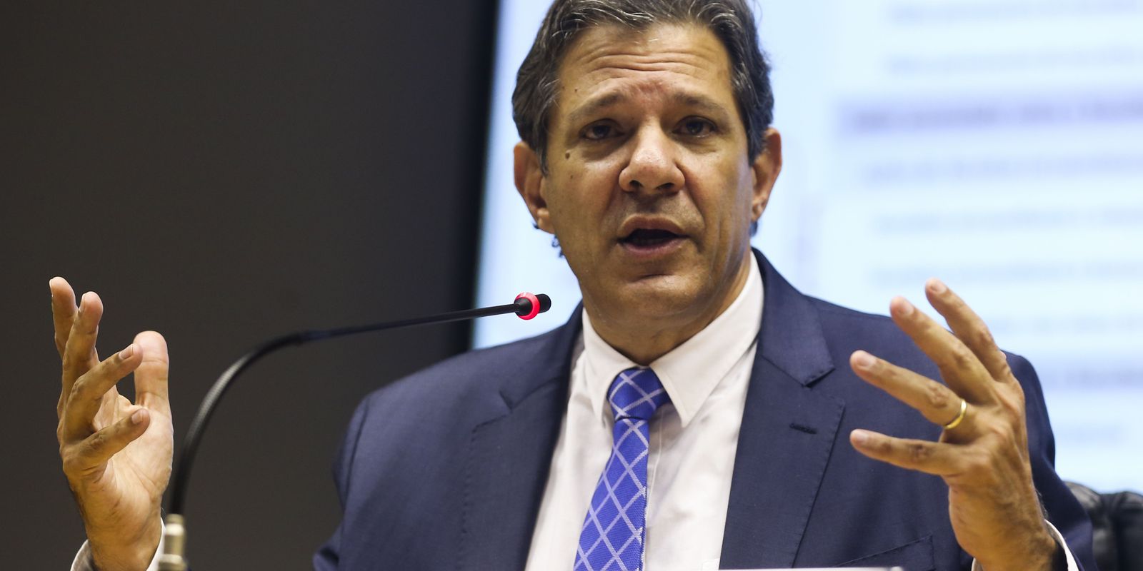 Para Haddad "se quem não paga imposto começar a pagar, todos nós pagaremos menos juros"