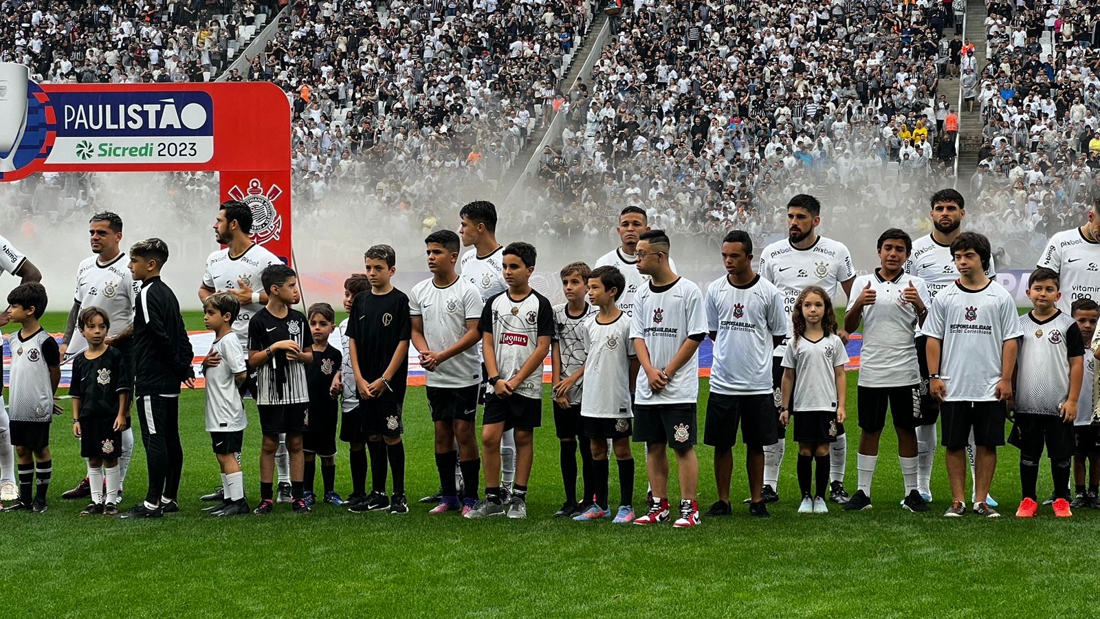 Crianças com Síndrome de Down visitam Neo Química Arena em jogo do Corinthians