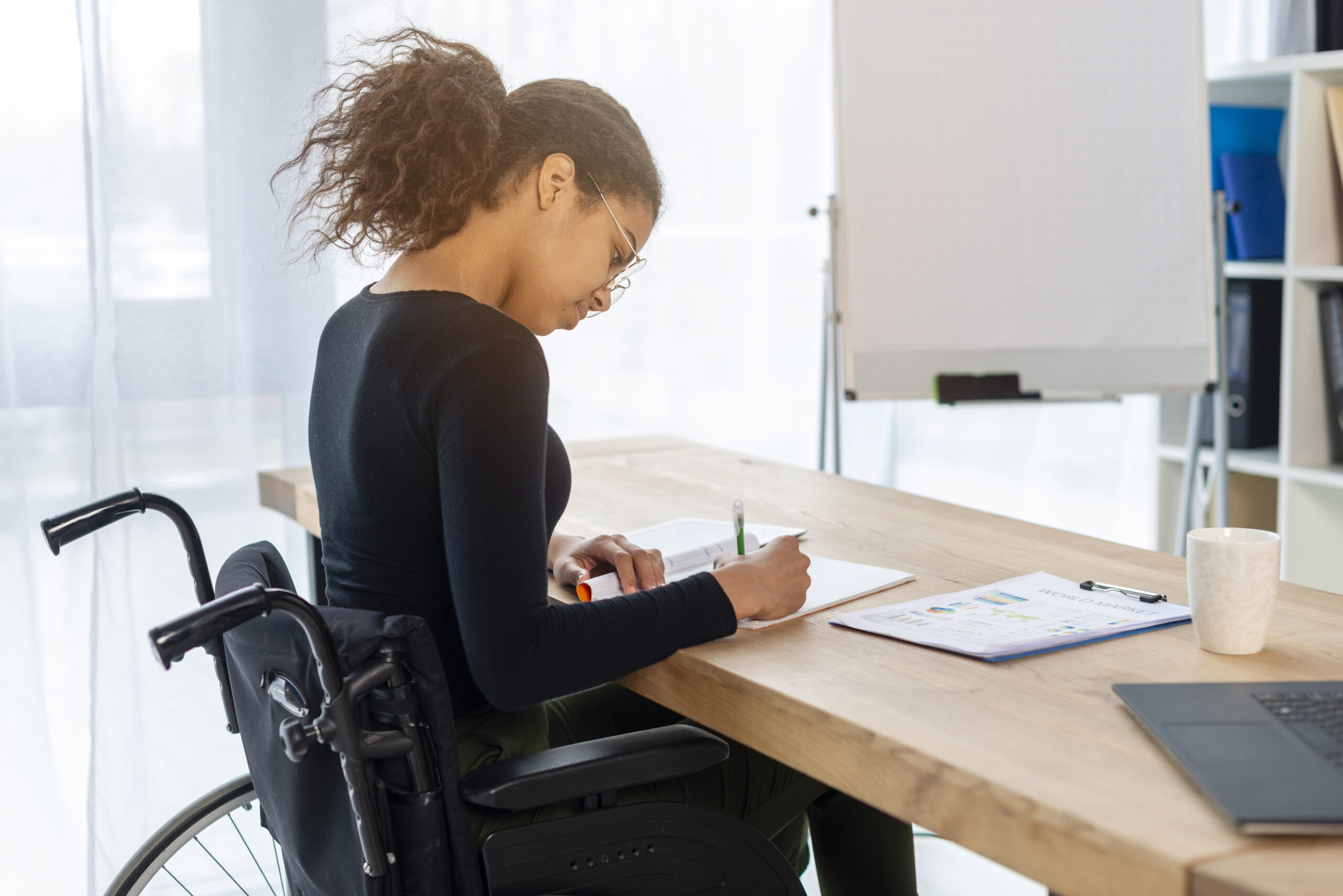 Empodera lança guia gratuito para comunicação mais assertiva com pessoas com deficiência