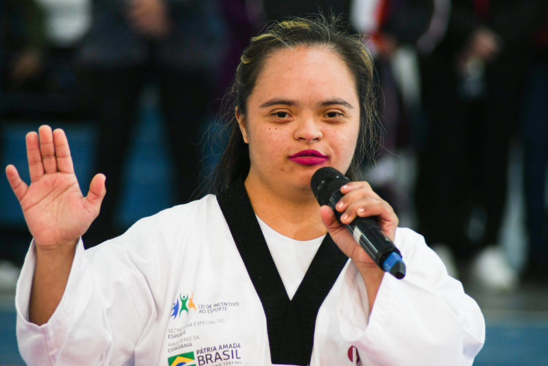 Instituto Olga entrega faixa preta do taekwondo para a primeira mulher com síndrome de Down no Brasil