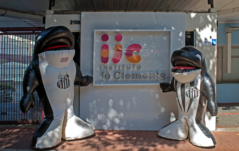 Mascotes do Santos FC visitam a sede do Instituto Jô Clemente (IJC), em São Paulo