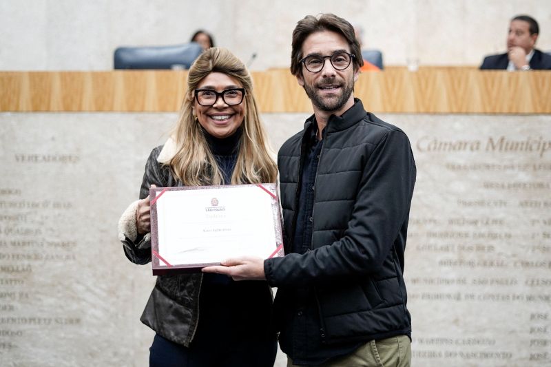 Henri Zylberstajn recebe o prêmio Chico Xavier na Câmara Municipal de São Paulo