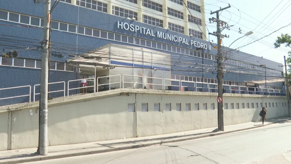 Funcionários que abandonaram paciente amputado na calçada de hospital no RJ são demitidos