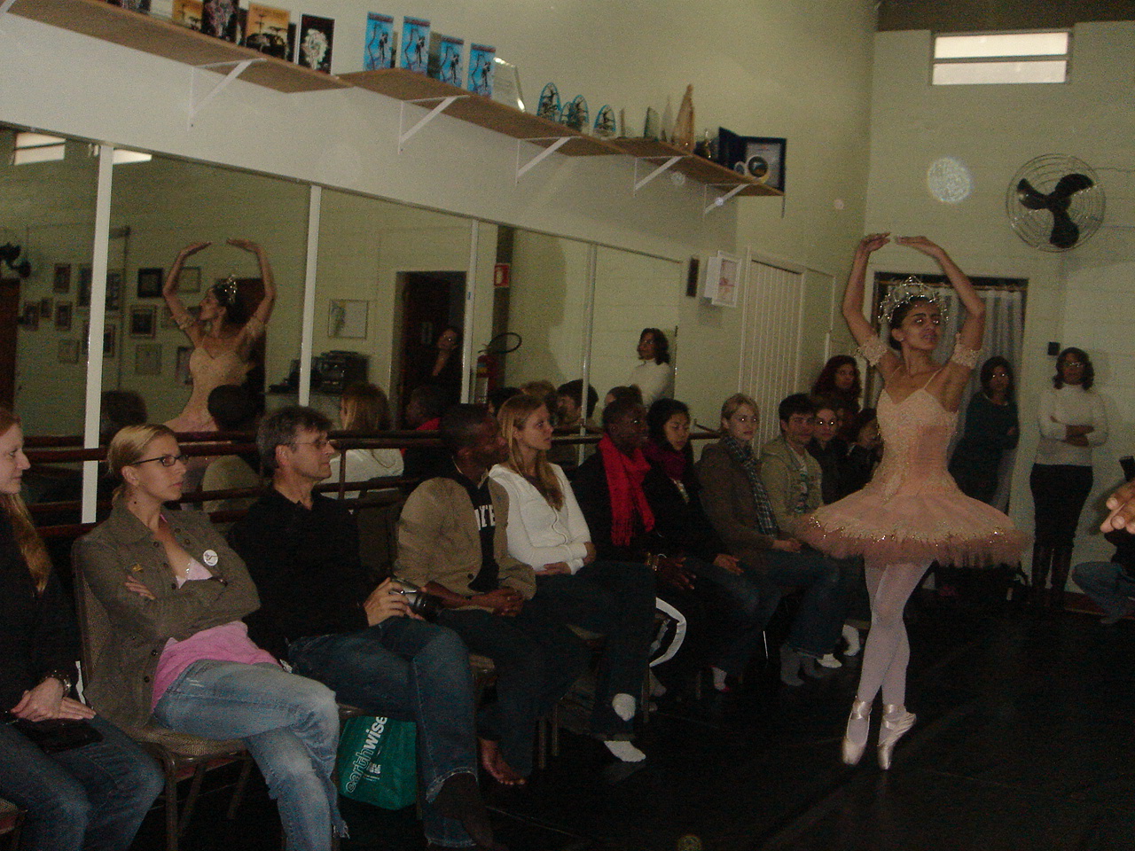 O dia em que bailarinas cegas brasileiras tocaram os pés de Baryshnikov  