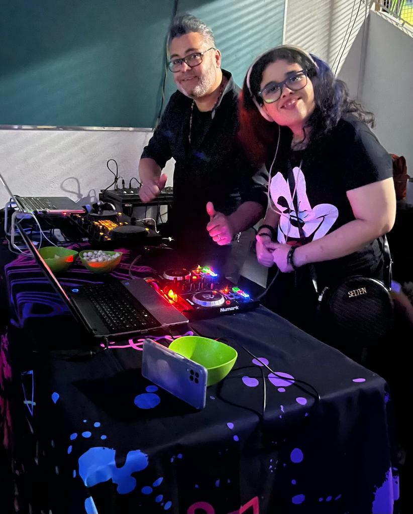 Balada inclusiva: ex-aluna retorna à Escola Nane como DJ de festa para jovens a partir de 13 anos