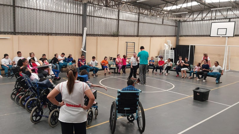 Projeto leva oficinas de teatro e capoeira para alunos da APAE de Paranaguá/PR