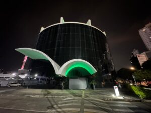 SEDPcD ilumina prédio de verde e azul para celebrar a inclusão das pessoas com deficiência