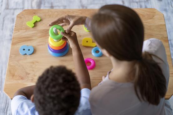 Sem perda salarial, mãe de criança com TEA vai reduzir jornada de trabalho para cuidar do filho