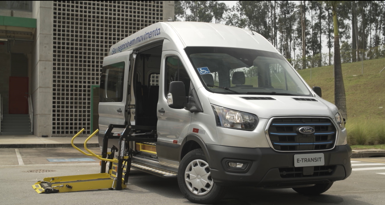 Ford E-Transit 100% elétrica com acesso para dois cadeirantes é exibida na Reatech Brasil 2023