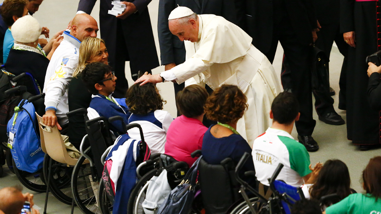 Papa Francisco pede que igreja e sociedade promovam a inclusão de pessoas com deficiência