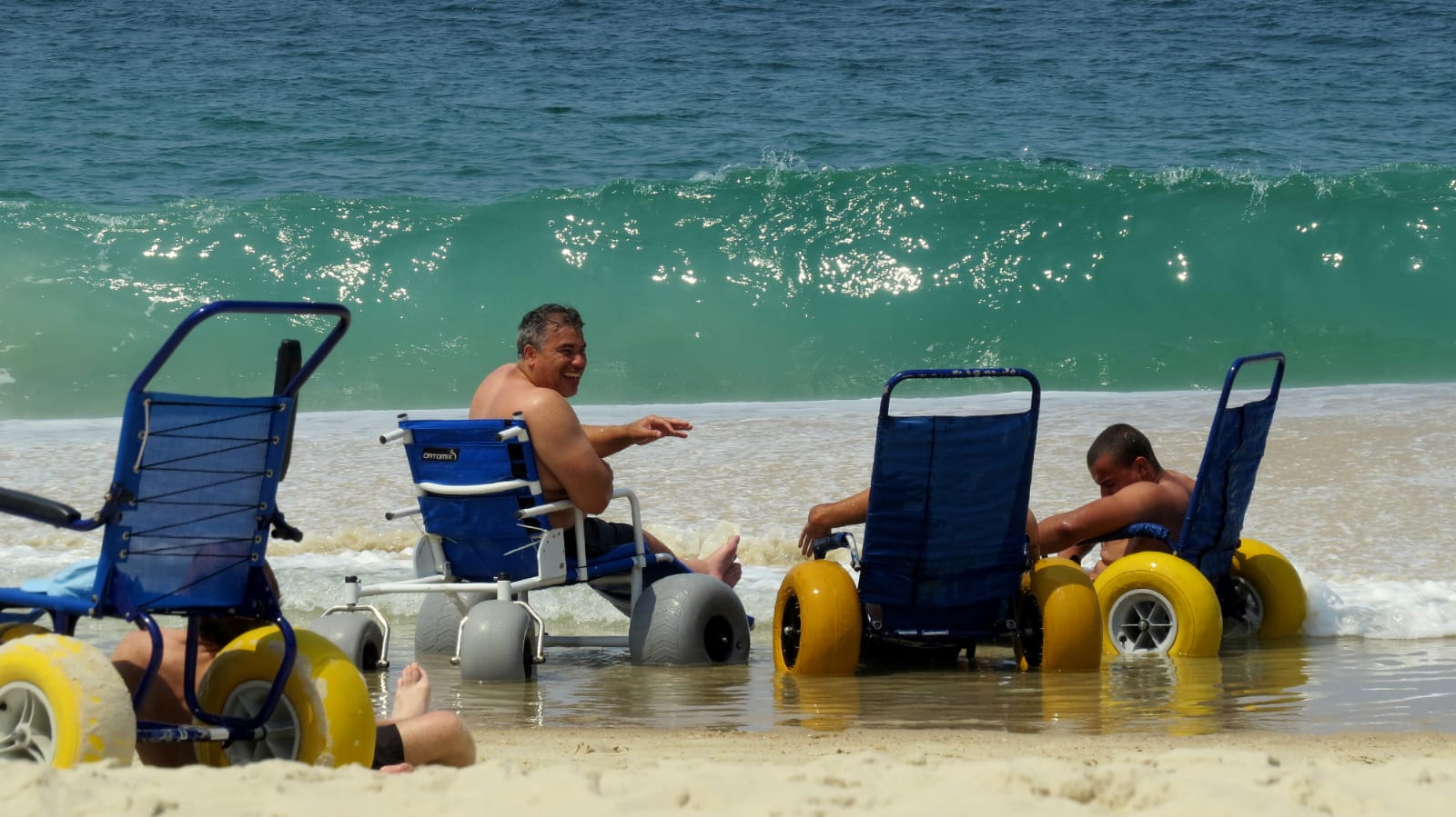 Praia da Barra da Tijuca tem ação inclusiva de surf adaptado para pessoas com deficiência