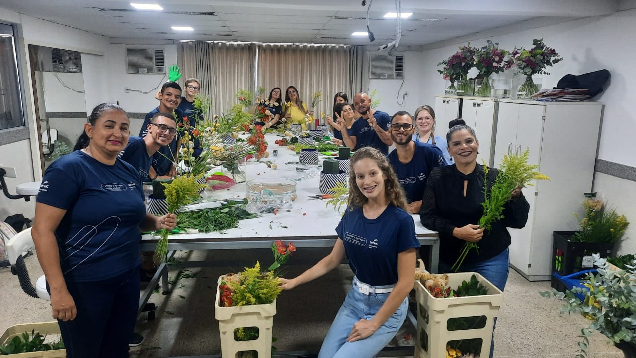 Projeto Ao Som das Flores ensina nova profissão a pessoas surdas em Linhares, no ES