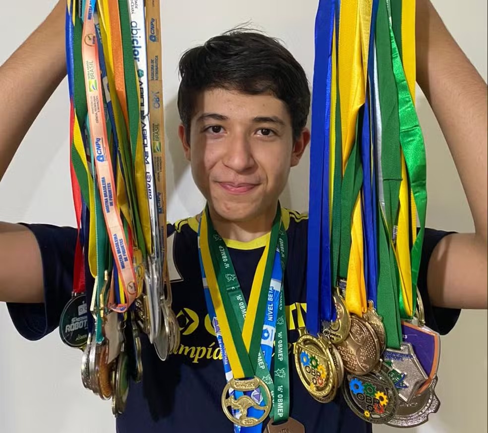 Alexandre, autista, 16 anos e 73 medalhas em olimpíadas científicas no Brasil e no exterior