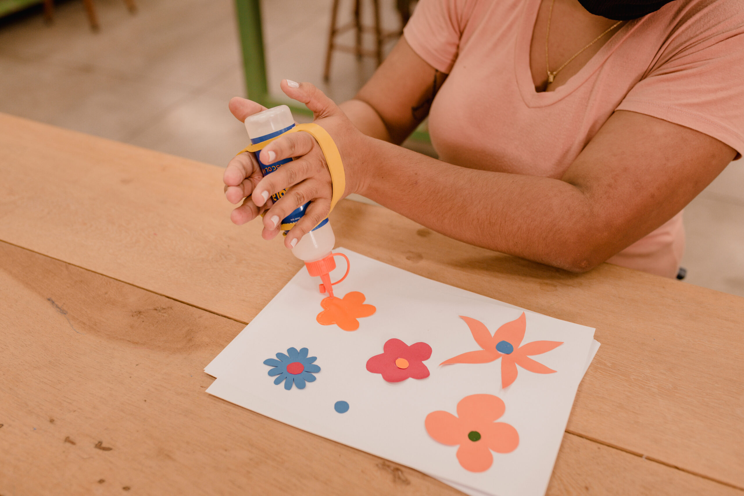 Produtos auxiliam pessoas com deficiência em atividades como escrever, pintar e desenhar