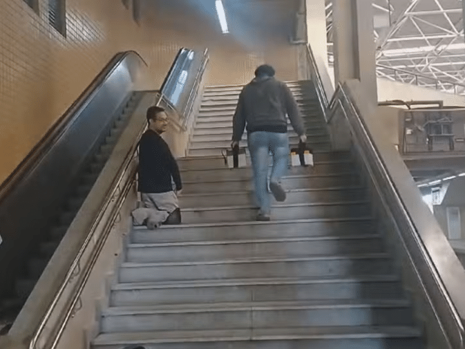 No Distrito Federal, cadeirante é humilhado e subiu escada do metrô de joelhos
