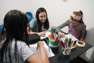 Projeto na zona norte de SP oferece gratuitamente cursos de teatro e desenho para surdos
