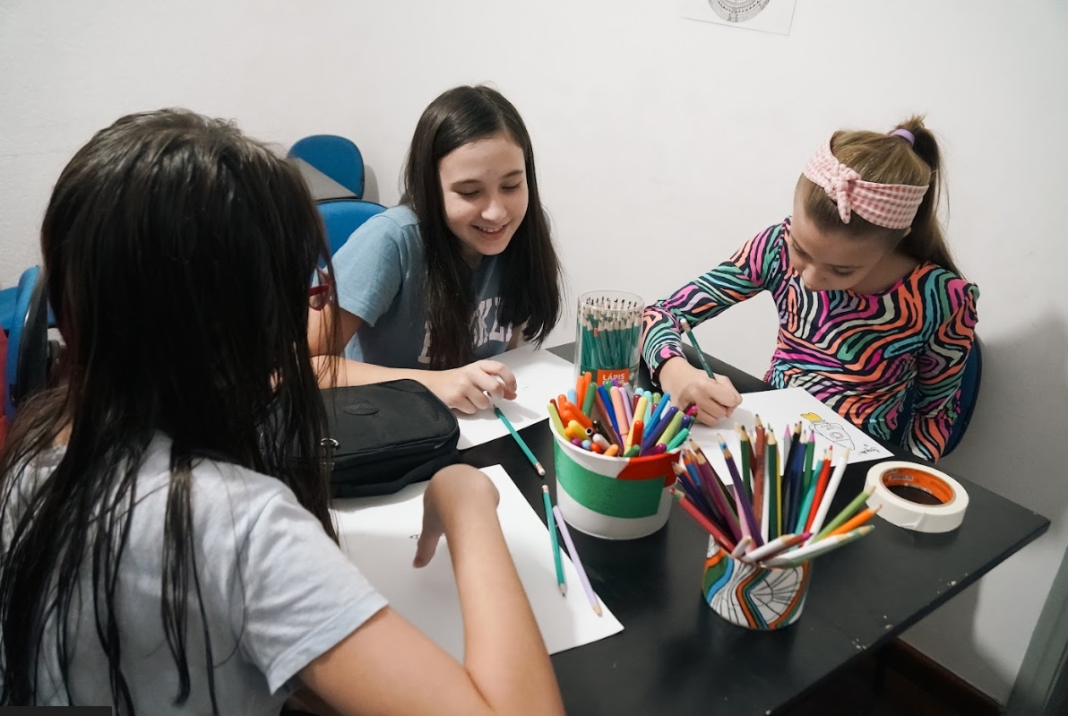 Projeto na zona norte de SP oferece gratuitamente cursos de teatro e desenho para surdos