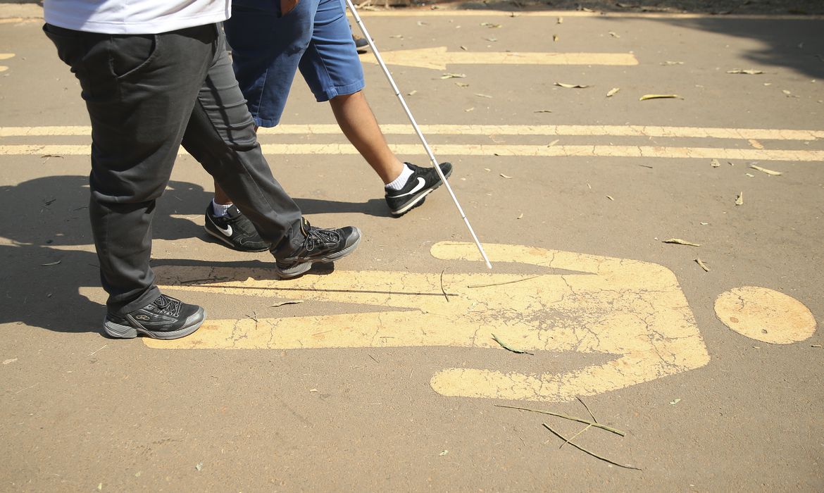 Candidato com deficiência visual aprovado em concurso toma posse por determinação do TJSP