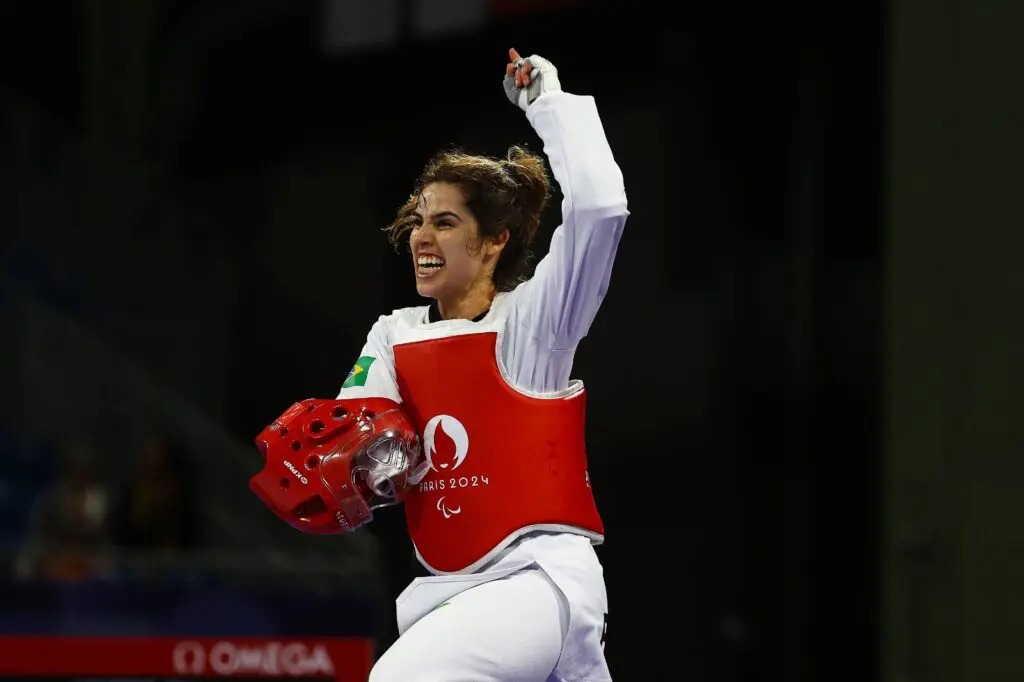 Mineira leva primeiro ouro no taekwondo em estreia nos Jogos Paralímpicos