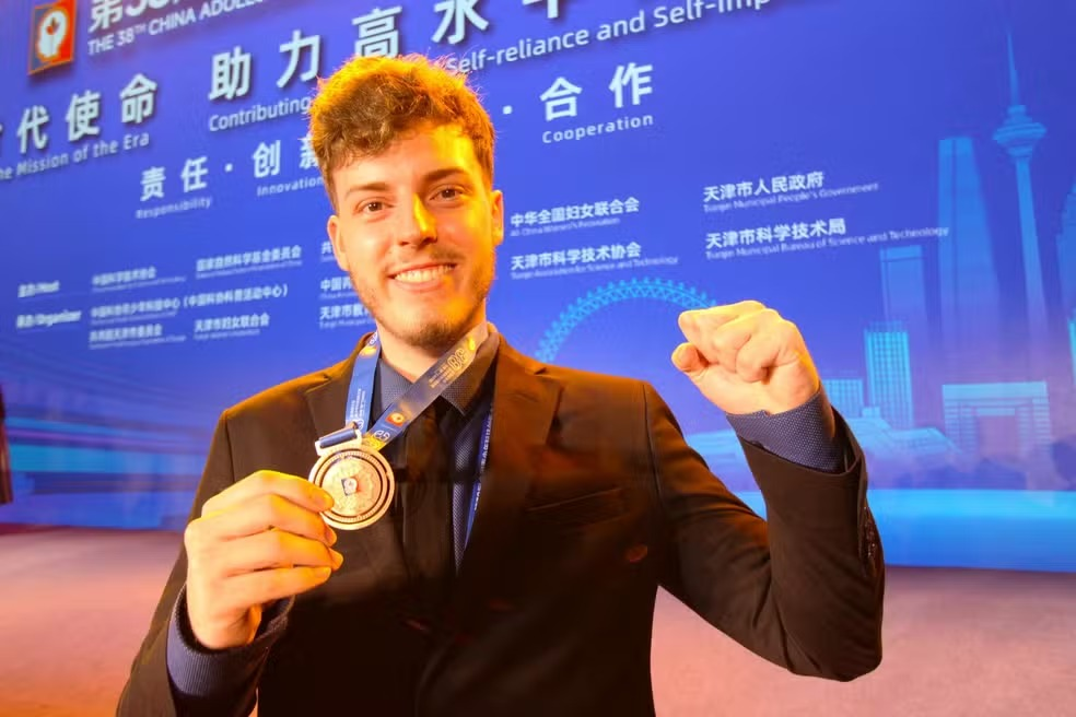 Estudante de 19 anos conquista medalha de bronze em olimpíada científica na China por tecnologia de tradução de Libras