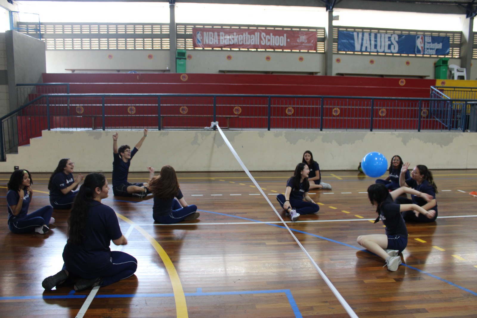 Alunos de São Paulo participam de atividades que possibilitam a vivência dos esportes paralímpicos Turmas do Colégio Marista Glória buscam uma maior conscientização sobre as dificuldades e desafios enfrentados por atletas com deficiência Os Jogos Paralímpicos Paris 2024 estão sendo realizados de 28 de agosto a 8 de setembro de 2024, reunindo mais de 4.400 dos melhores atletas paralímpicos do mundo. Atualmente, os Jogos Paralímpicos estão entre os maiores eventos esportivos do planeta, com cada edição atraindo mais interesse do público. São 4.400 pessoas com deficiências - sendo 1.859 mulheres - de 185 Comitês Paralímpicos Nacionais nas disputas por medalhas. Representando o Brasil na capital francesa são 254 atletas – maior delegação da história em torneios internacionais. No total, estão sendo disputadas 22 modalidades, divididas em 18 locais de competição, os mesmos utilizados na Olimpíada. Os alunos dos 7ºs, 8ºs e 9º anos do Ensino Fundamental - Anos Finais, sob responsabilidade do professor de Educação Física, Maurício Segatto Lourenço, do Colégio Marista Glória, localizado na Zona Central de São Paulo (SP), estão participando de um projeto que promove a vivência em algumas modalidades paralímpicas. Além de pesquisar sobre a origem, os esportes praticados e as regras das Paralimpíadas, os alunos estão tendo aulas práticas de vôlei sentado, basquete em cadeira de rodas e bocha paralímpica. As atividades são interdisciplinares, pois também englobam o ‘Interioridade’ - um projeto marista que desenvolve habilidades emocionais e sociais por meio de vivências e reflexões sobre o autoconhecimento, promovendo o exercício da empatia, diálogo para a resolução de conflitos e a entender-se para poder lidar com o que se sente, com o que se faz, com os desafios que se impõem, acolhendo melhor a si e aos outros - ministrado pela professora Adriana Trigolo. De acordo com o professor Maurício Segatto Lourenço, as atividades paralímpicas para estudantes são uma excelente maneira de aumentar a conscientização sobre as dificuldades e desafios enfrentados por atletas com deficiência. “Ao experimentar essas atividades, os alunos podem desenvolver uma maior empatia e compreensão, além de reconhecer a importância da inclusão no esporte e na sociedade em geral”, explica o docente. Em Tóquio 2020, o Brasil terminou em 7º lugar no quadro de medalhas com 72 conquistas (22 de ouro, 20 de prata e 30 de bronze). Na Rio 2016, também foram 72 medalhas (14 de ouro, 29 de prata e 29 de bronze).