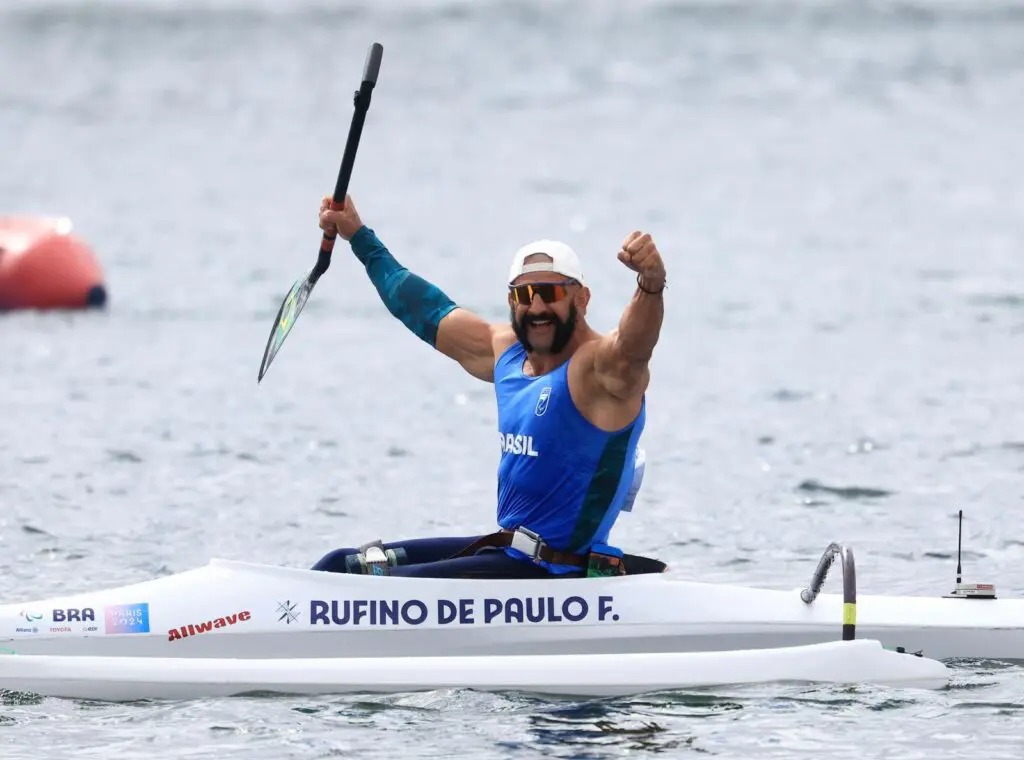 Fernando Rufino conquista o ouro na canoagem em prova com dobradinha brasileira 