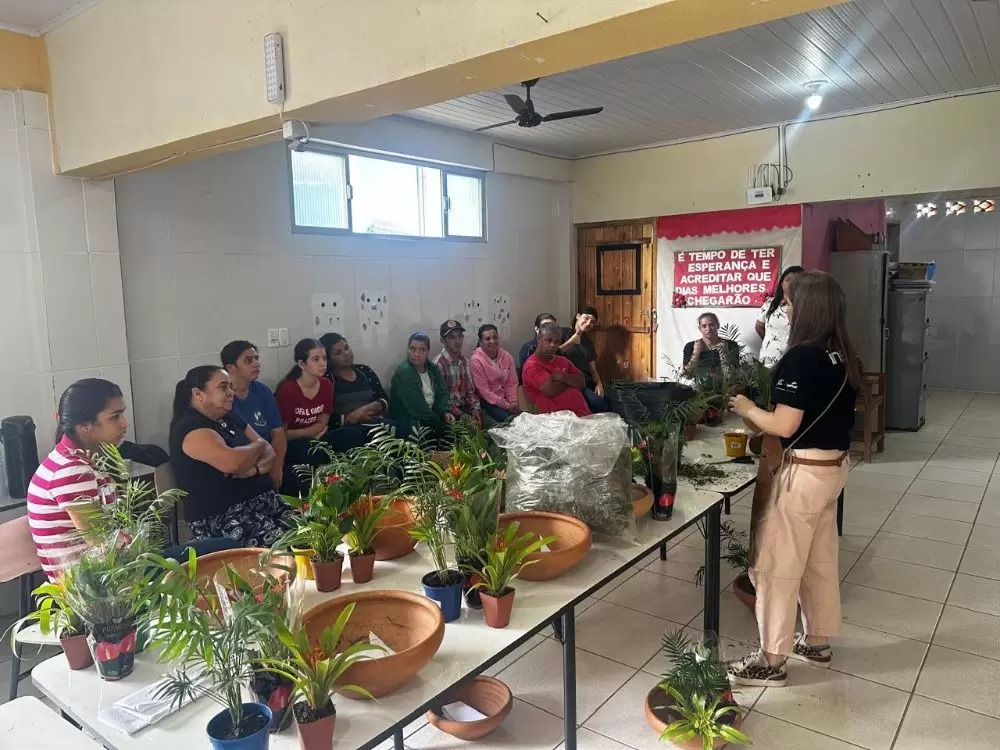 Ao Som das Flores qualifica pessoas atendidas pela APAE de Ibitirama/ES