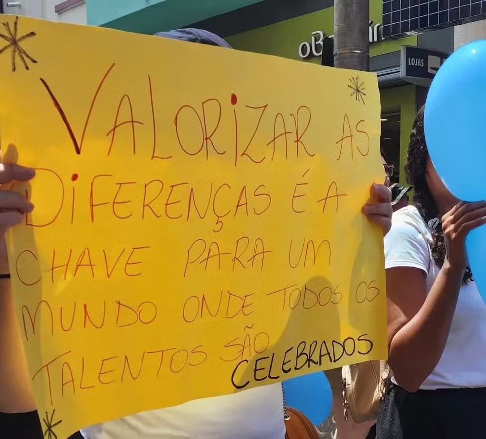 Manifestantes criticam mudanças no atendimento para crianças com deficiência em SP