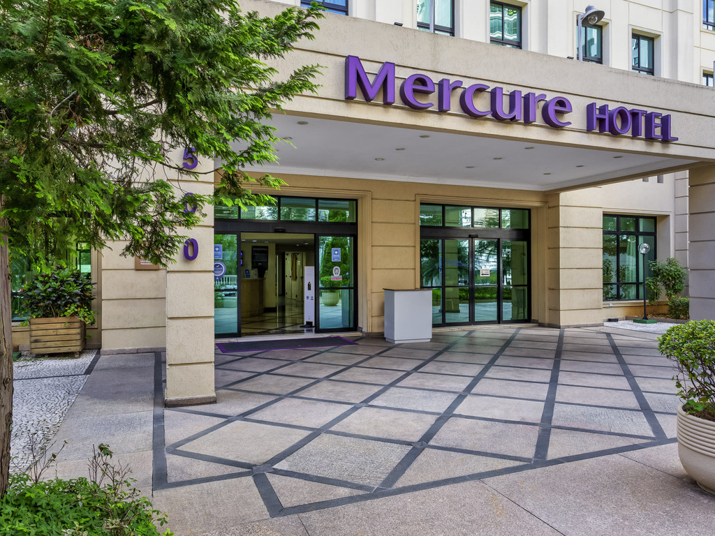 Mercure Pinheiros oferece atendimento simultâneo em Libras para hóspedes