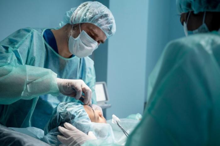 Adolescente com doença rara consegue cirurgia e fornecimento de prótese mandibular
