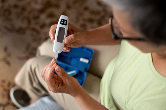 Mãe de gêmeos com diabetes consegue horário especial de trabalho para cuidar dos filhos