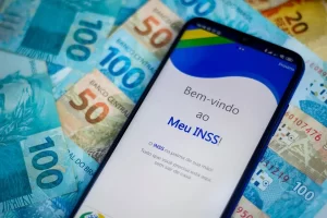 Desconto misterioso na aposentadoria? Entenda o esquema de descontos indevidos do INSS