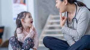 Sabe aquela criança que não consegue falar?  Ela pode ter apraxia de fala na infância!