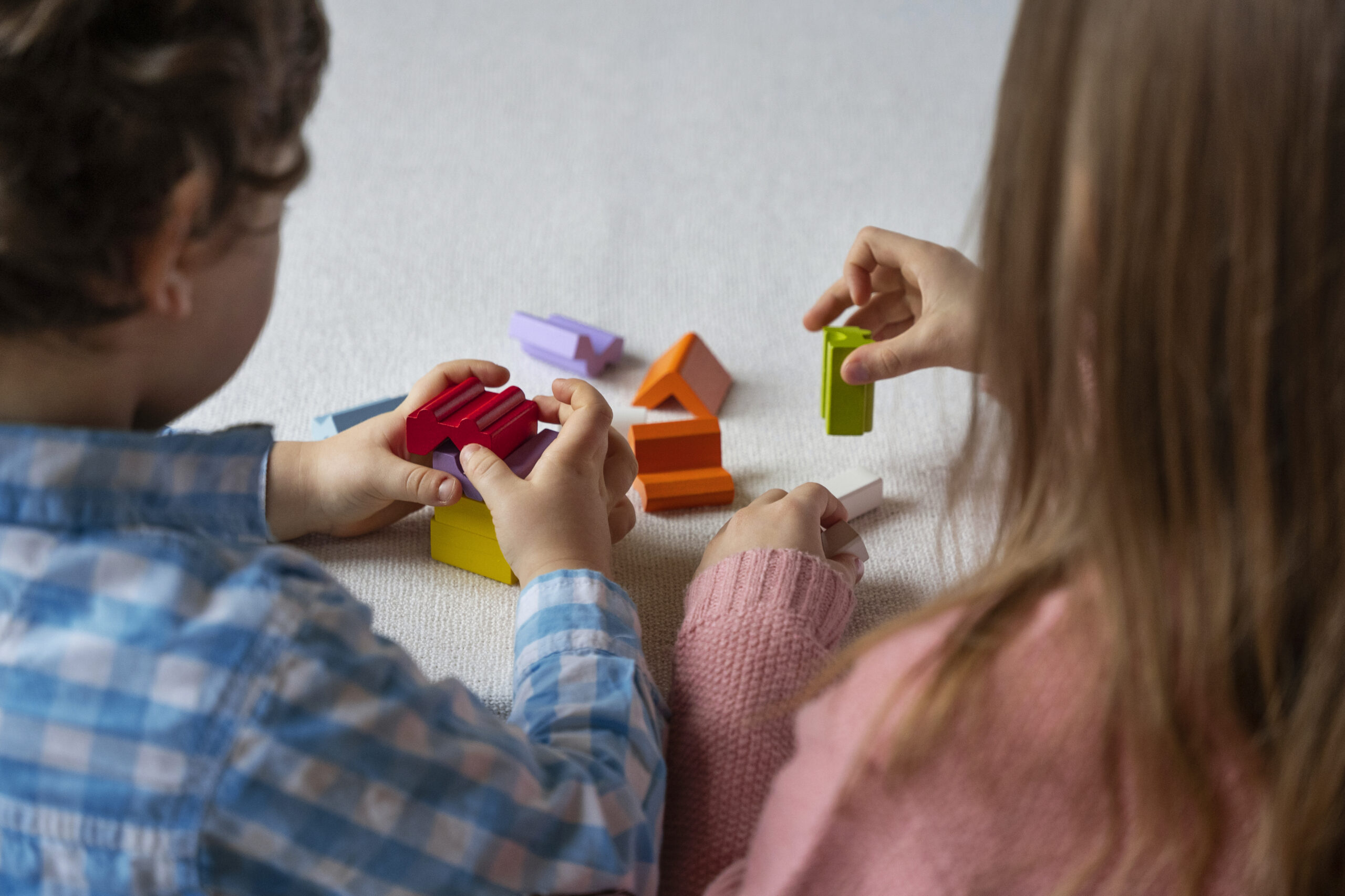 Dia Mundial do Brincar: conheça 8 brincadeiras que ajudam no desenvolvimento de crianças com autismo
