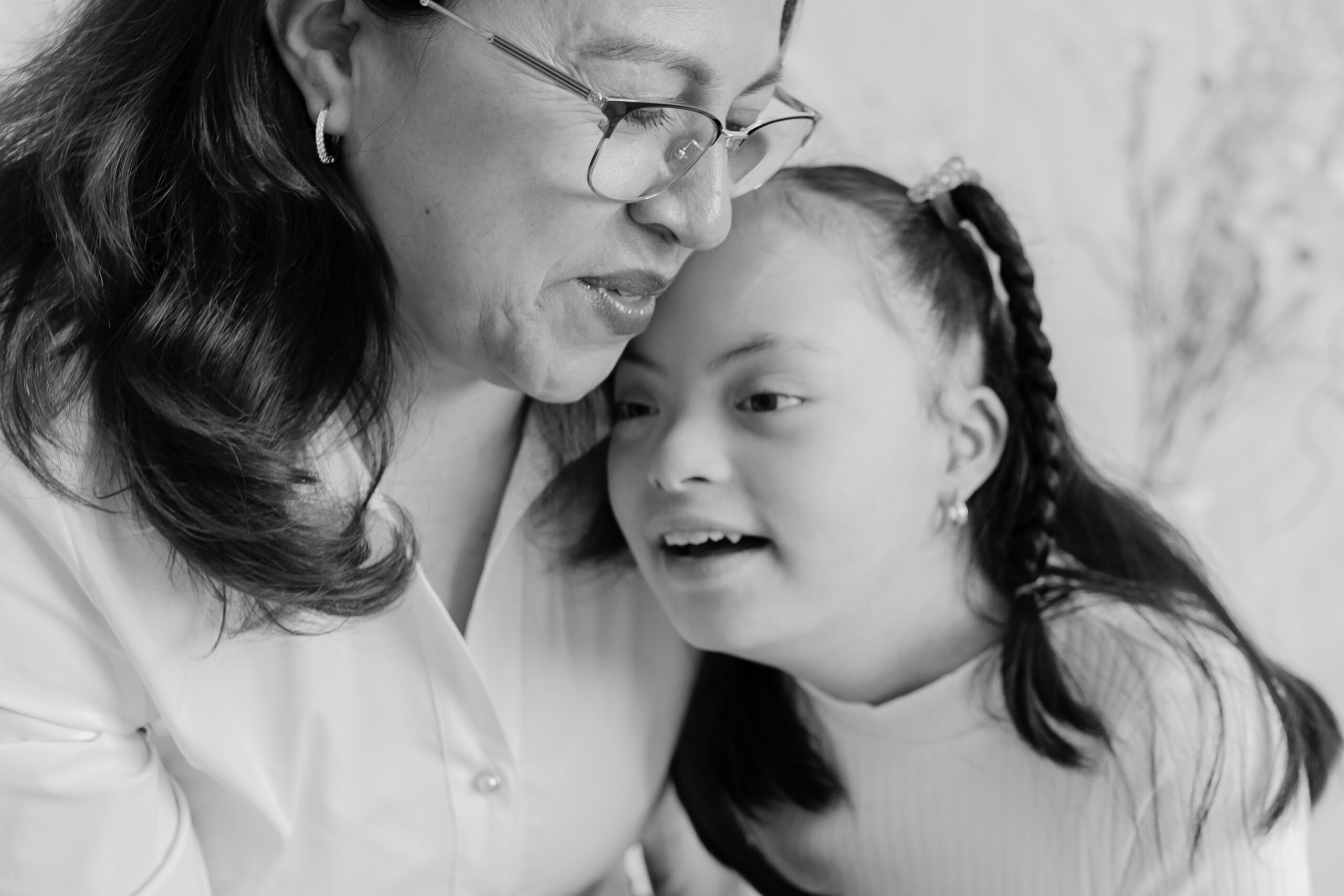 Fotógrafa brasileira expõe nos EUA, projeto voluntário com fotos de mães com filhos com Síndrome de Down
