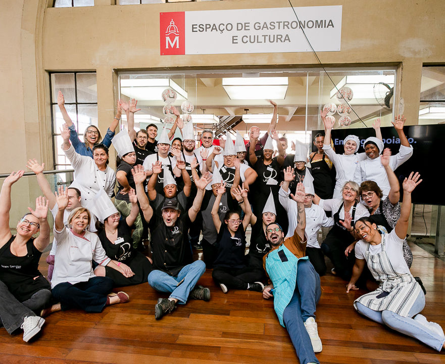 Aula inclusiva no Mercadão de SP celebra o Dia das Mães com jovens com síndrome de Down