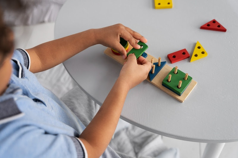Bancária terá jornada reduzida para acompanhar tratamento de filho com autismo