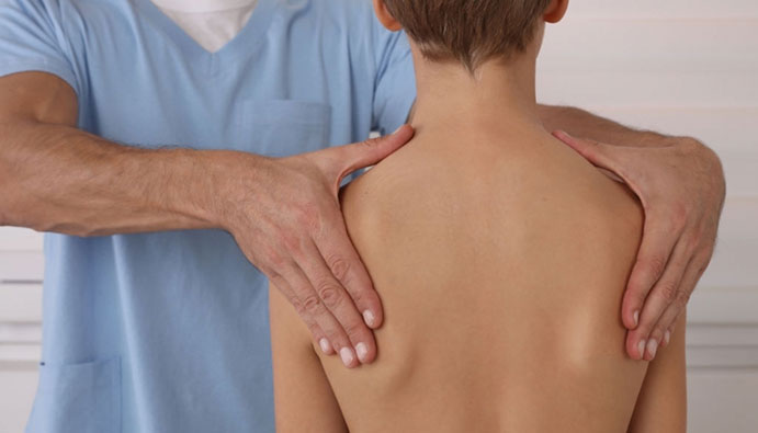 Escoliose: descubra os tipos e causas dessa doença que afeta a coluna