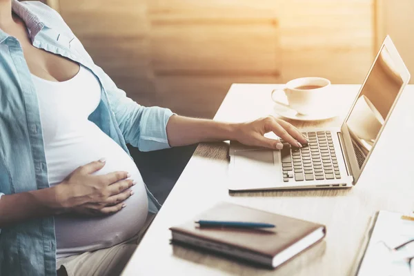 Direitos trabalhistas das gestantes: como garantir a proteção da empregada gestante OPINIÃO - * Por Giovanna Tawada
