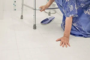 Idosos estão entre as principais vítimas de quedas, afirma SBGG