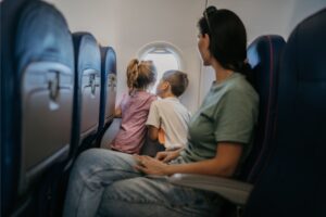 Anac promete 80% de desconto em passagens para acompanhantes de pessoas autistas